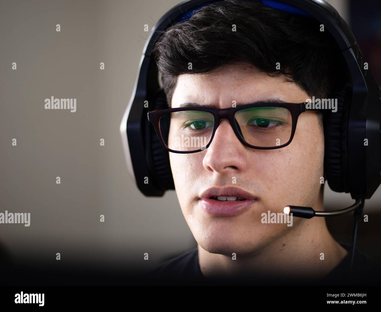 Un giovane che gioca ai videogiochi, un uomo in una riunione di lavoro online, un insegnante che insegna lezioni dal vivo e un giovane intelligente davanti a un computer Foto Stock