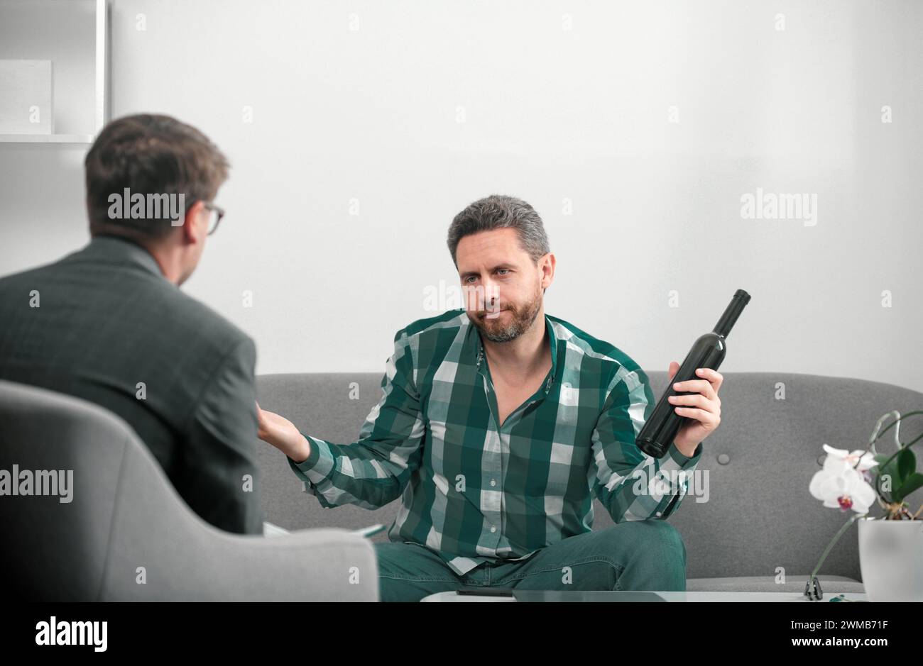 Risolvere il problema, dipendenza da alcol, abuso di alcol da parte dell'uomo. Psicologia, concetto di terapia mentale. Paziente ubriaco e psicologo alla sessione di psicoterapia Foto Stock