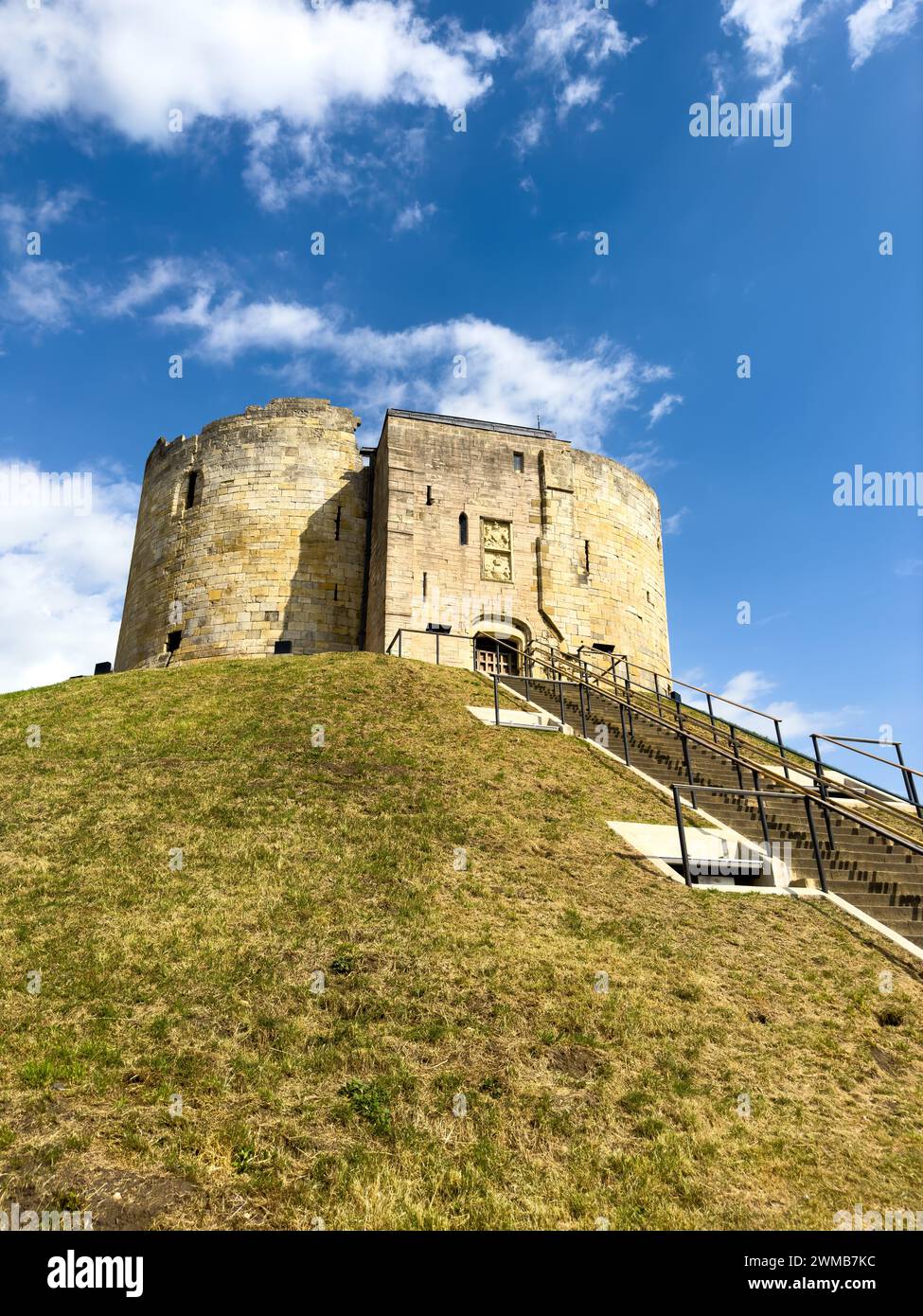 La torre di Clifford su una collina erbosa con gradini che conducono alla parte superiore Foto Stock