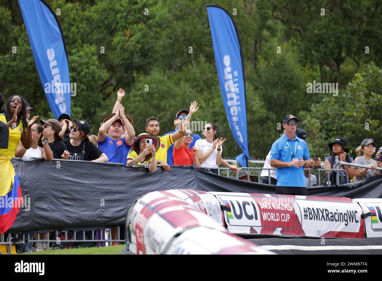 Brisbane, Australia. 25 febbraio 2024. I tifosi colombiani si divertono nella quarta giornata della UCI BMX Racing World Cup presso lo Sleeman Sports Complex. Crediti: Matthew Starling / Alamy Live News Foto Stock