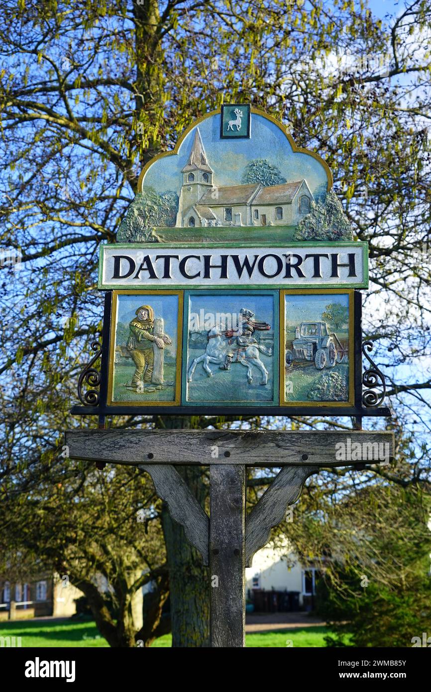 Il cartello dipinto del villaggio a Datchworth, Hertfordshire Foto Stock