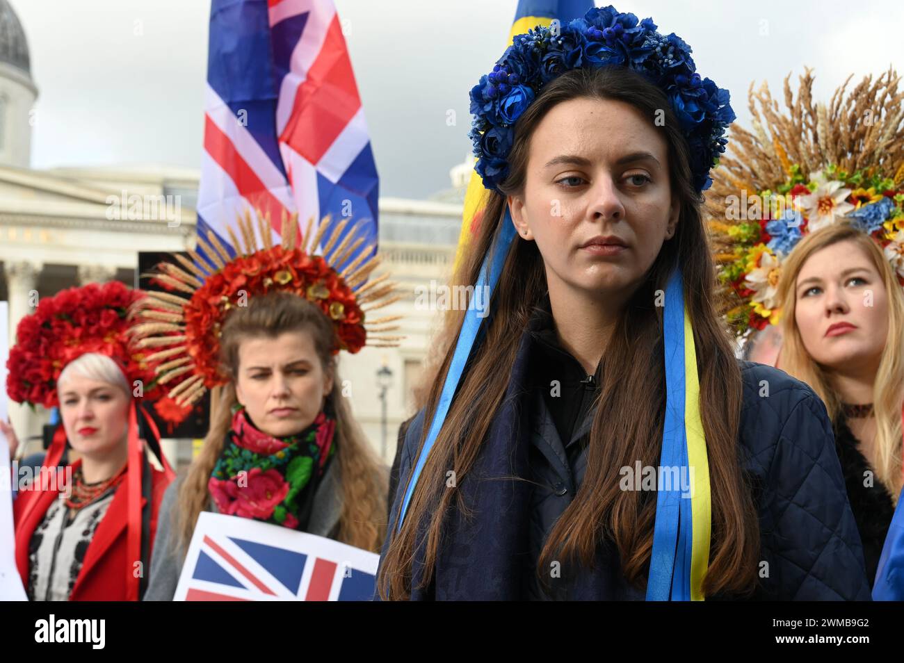 Secondo anniversario dell'invasione russa dell'Ucraina. Rally a Trafalgar Square, Londra, Regno Unito Foto Stock