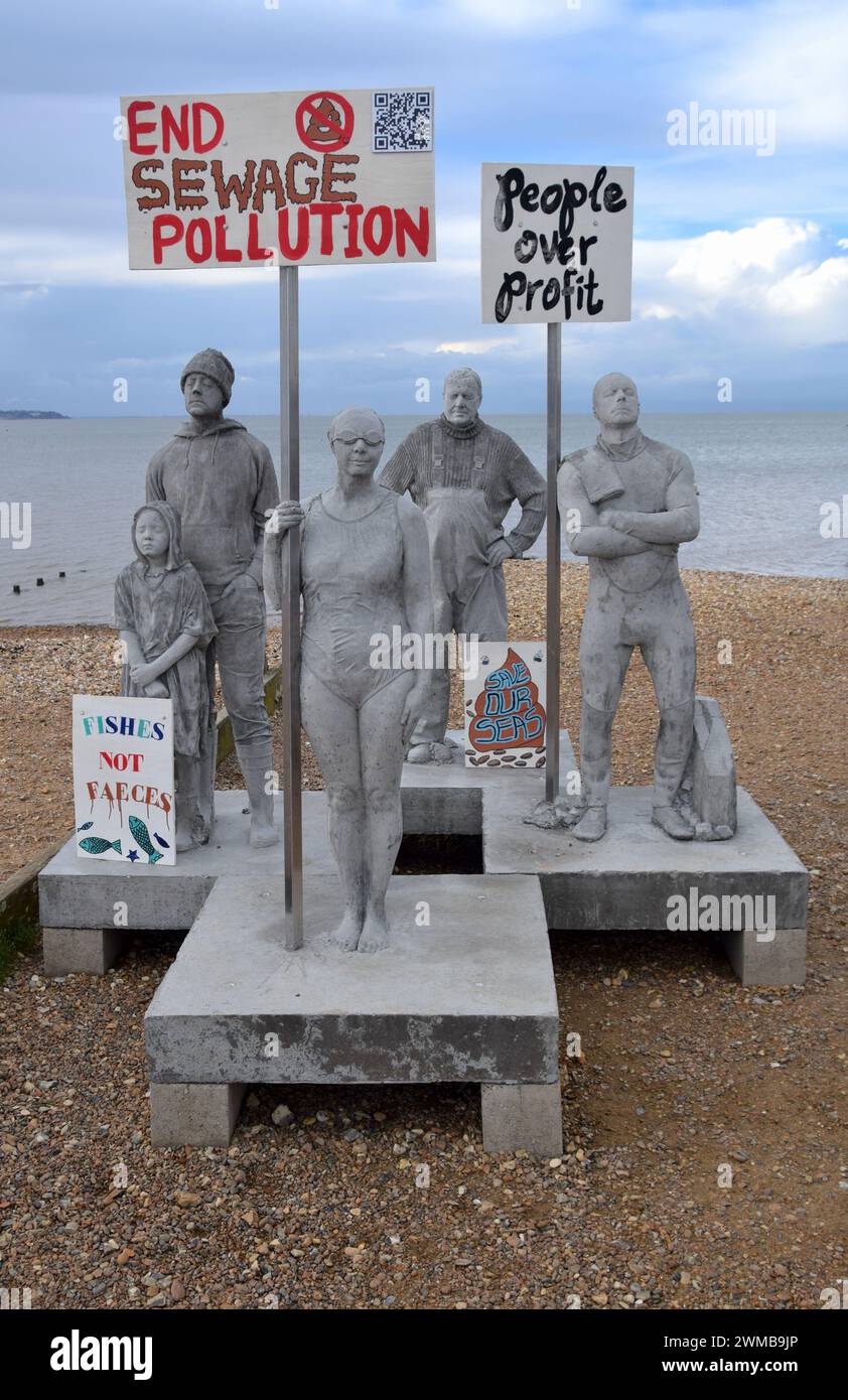 L'immagine mostra un'installazione artistica intitolata "Sirens of Sewage" di Jason deCaires Taylor. La scultura è fatta da calchi di vita dei residenti Whitstable e. Foto Stock