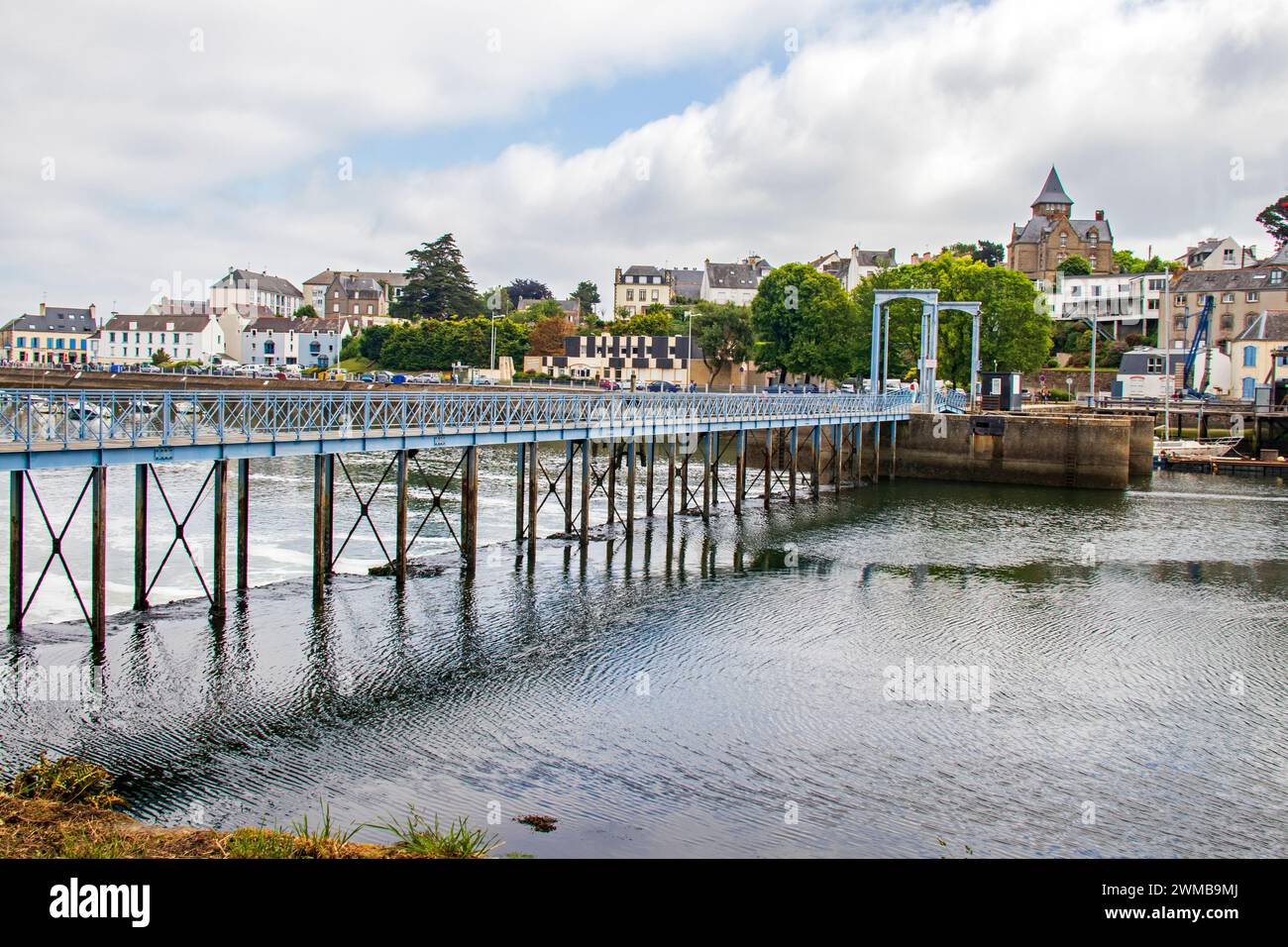 Douarnenez. Ponte pedonale di Port Rhu e vista panoramica di Douarnenez, Finistère, Bretagna Foto Stock