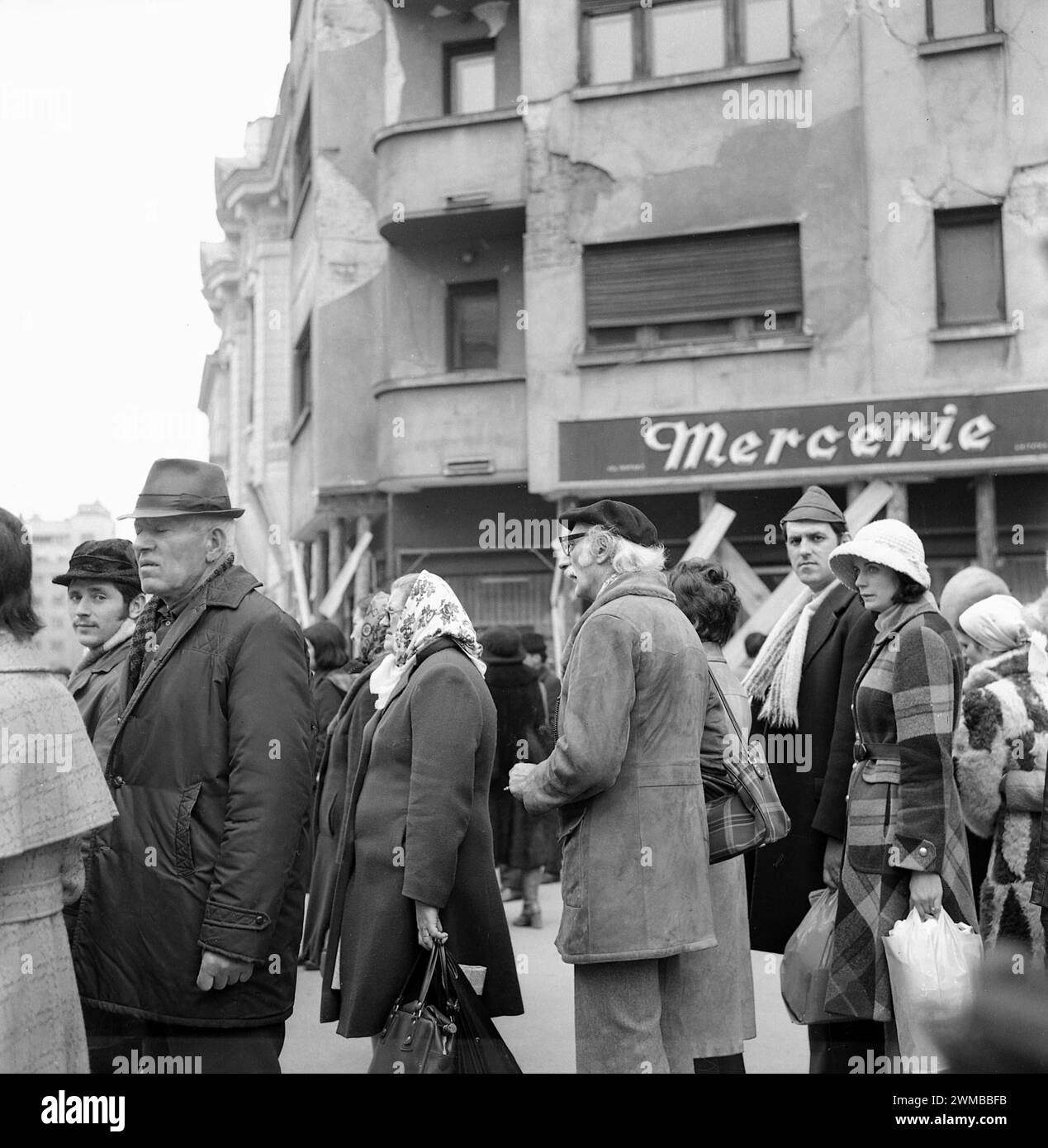 Bucarest, Repubblica Socialista di Romania, 1977. Persone che rimangono in lunghe code per procurarsi la spesa di base. Foto Stock