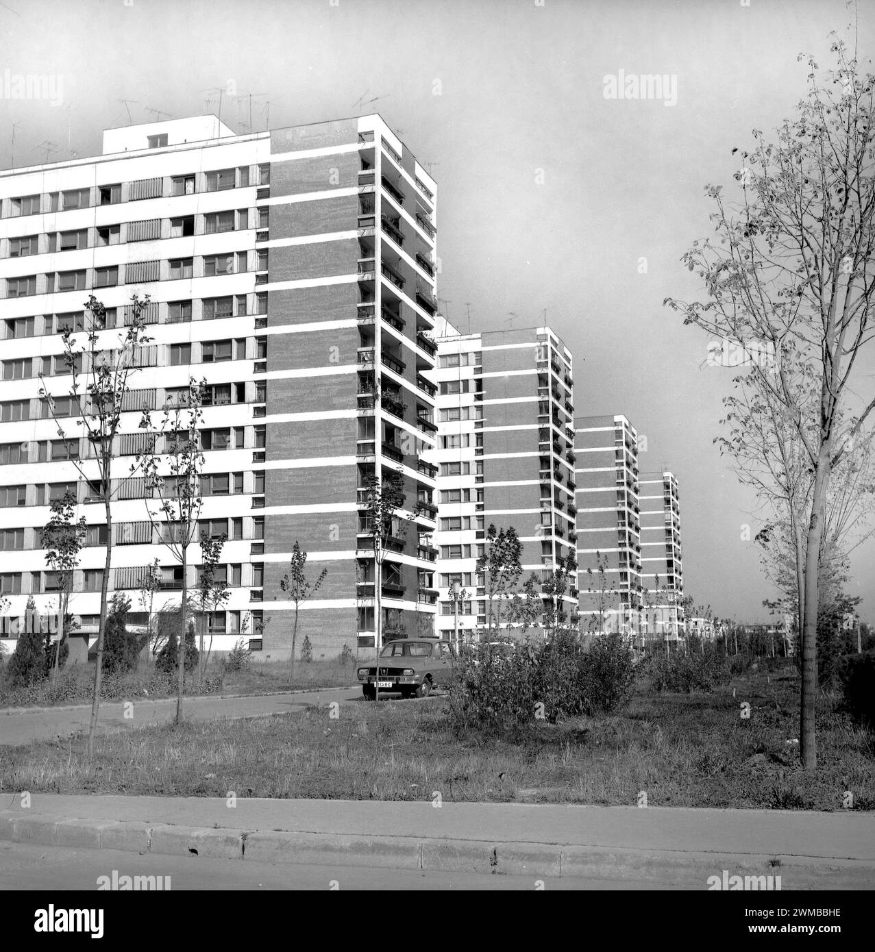 Ammira un quartiere di nuovi edifici di appartamenti a Bucarest, Repubblica socialista di Romania, circa 1978 Foto Stock