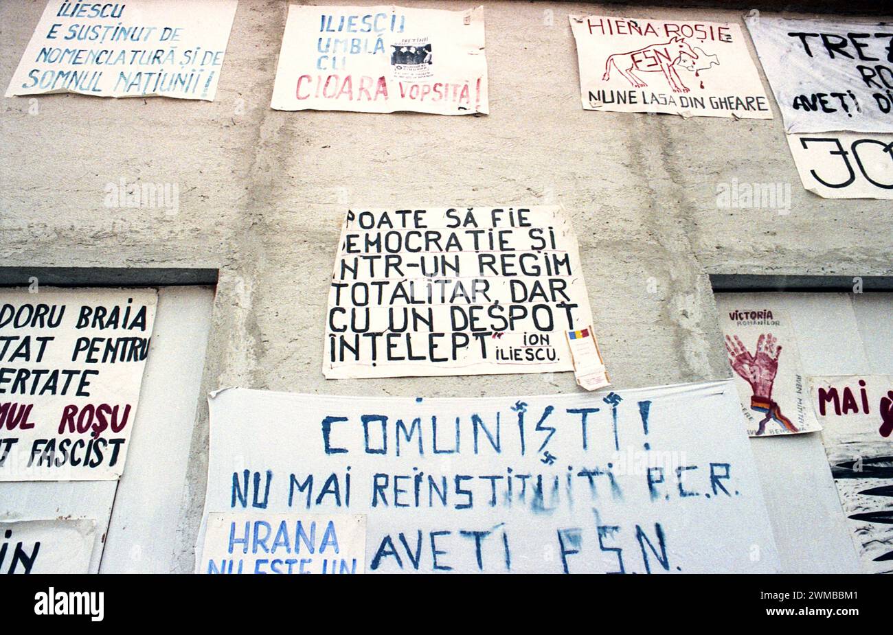Brasov, Romania, aprile 1990. A seguito della rivoluzione anti-comunista del 1989, sono scoppiate proteste in tutto il paese contro gli ex funzionari comunisti che hanno immediatamente afferrato il potere. Nella piazza centrale di Brasov, manifesti e striscioni hanno condannato il nuovo partito al potere, F.S.N. Foto Stock