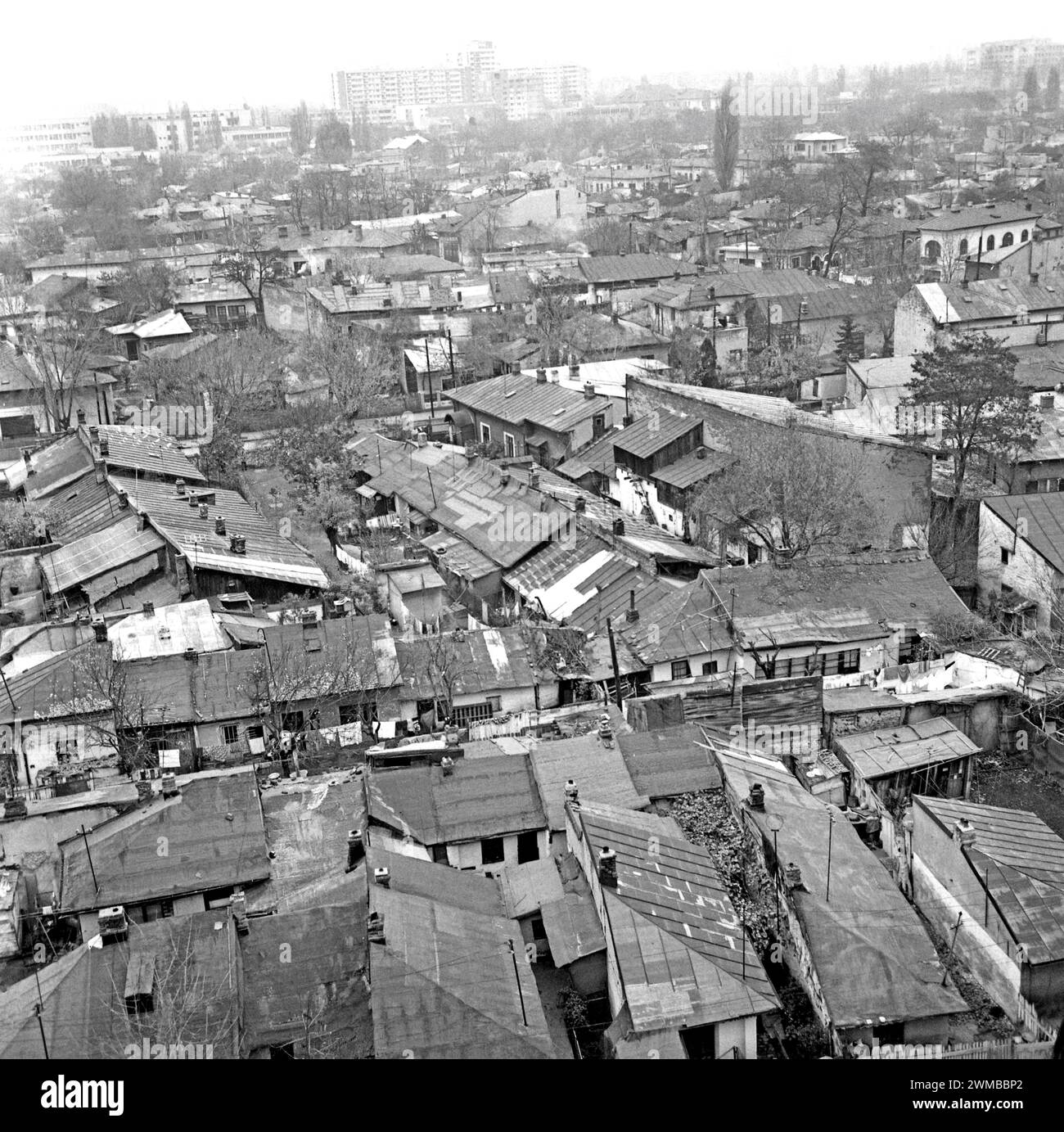 Bucarest, Romania, circa 1977. Vista su un quartiere di vecchie case e baracche. Foto Stock