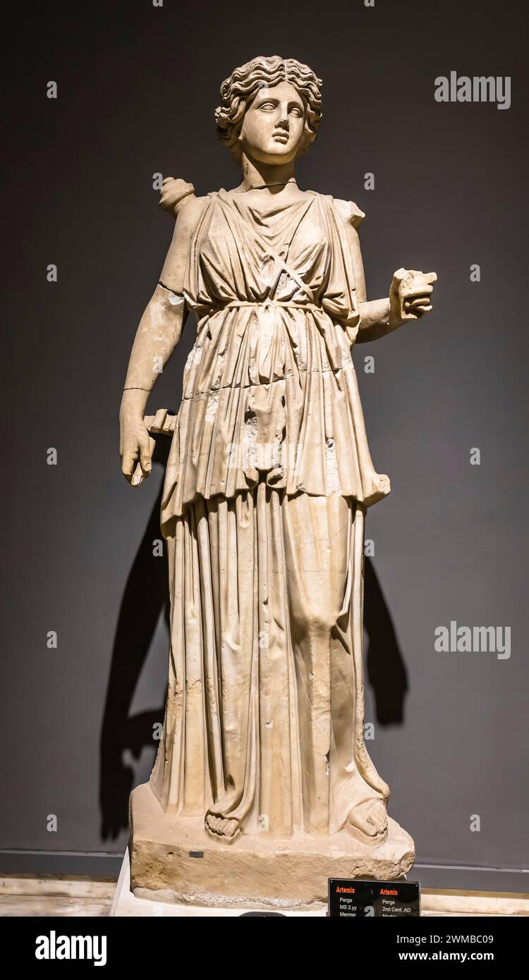 Statua in marmo di Artemide anche Diana, la dea della caccia, la natura selvaggia, gli animali selvatici, la natura, la vegetazione e il parto nel museo di Antalya. Foto Stock