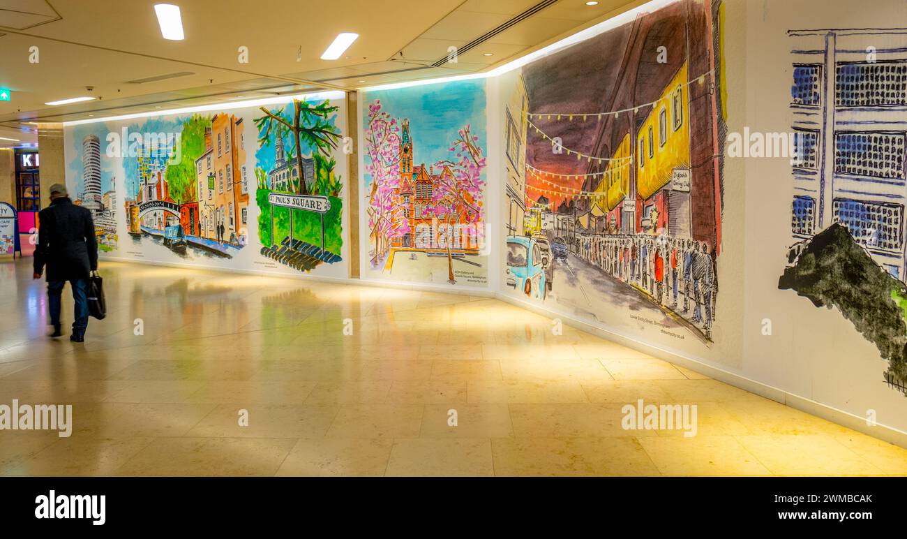 Informazioni turistiche espongono pannelli di opere d'arte stampate di luoghi da visitare nella città di Birmingham presso la stazione ferroviaria di Birmingham New Street. Foto Stock