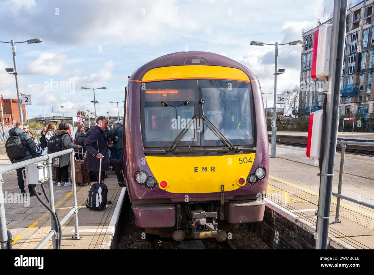 Treno ferroviario delle Midlands Orientali tipo regionale British Rail Class 170 TurboStar diesel a unità multiple per passeggeri alla stazione ferroviaria di Nottingham. Foto Stock