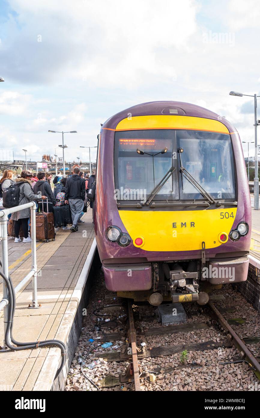 Treno ferroviario delle Midlands Orientali tipo regionale British Rail Class 170 TurboStar diesel a unità multiple per passeggeri alla stazione ferroviaria di Nottingham. Foto Stock
