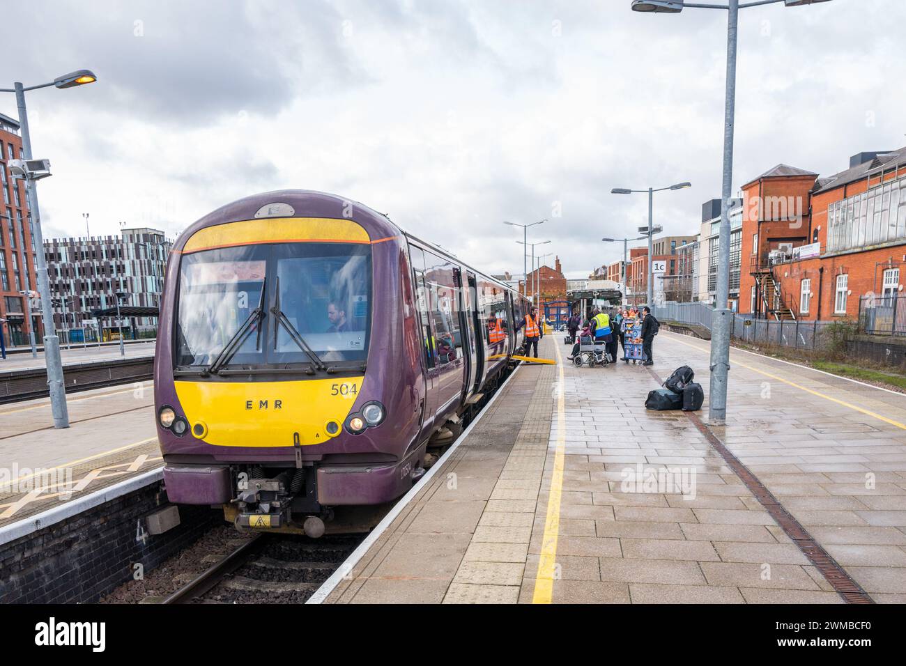 Treno ferroviario delle Midlands Orientali tipo regionale British Rail Class 170 TurboStar diesel a unità multiple per passeggeri alla stazione ferroviaria di Nottingham. Foto Stock