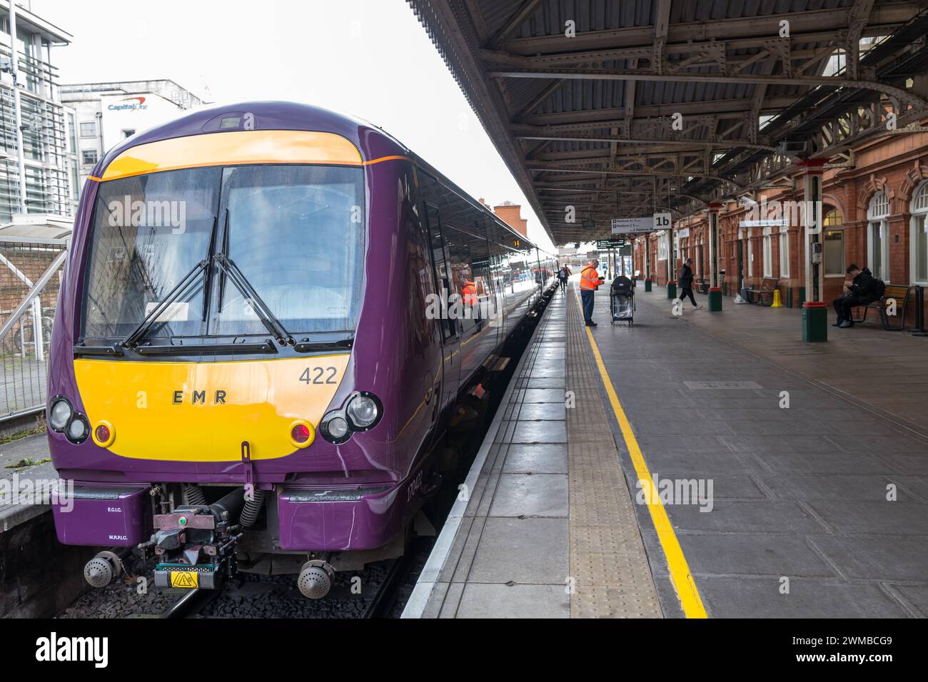 Treno ferroviario delle Midlands Orientali tipo regionale British Rail Class 170 TurboStar diesel a unità multiple per passeggeri alla stazione ferroviaria di Nottingham. Foto Stock