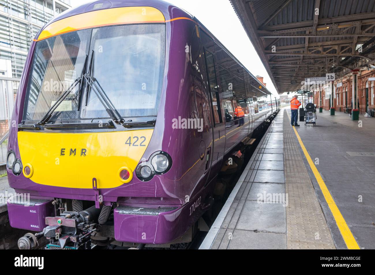 Treno ferroviario delle Midlands Orientali tipo regionale British Rail Class 170 TurboStar diesel a unità multiple per passeggeri alla stazione ferroviaria di Nottingham. Foto Stock