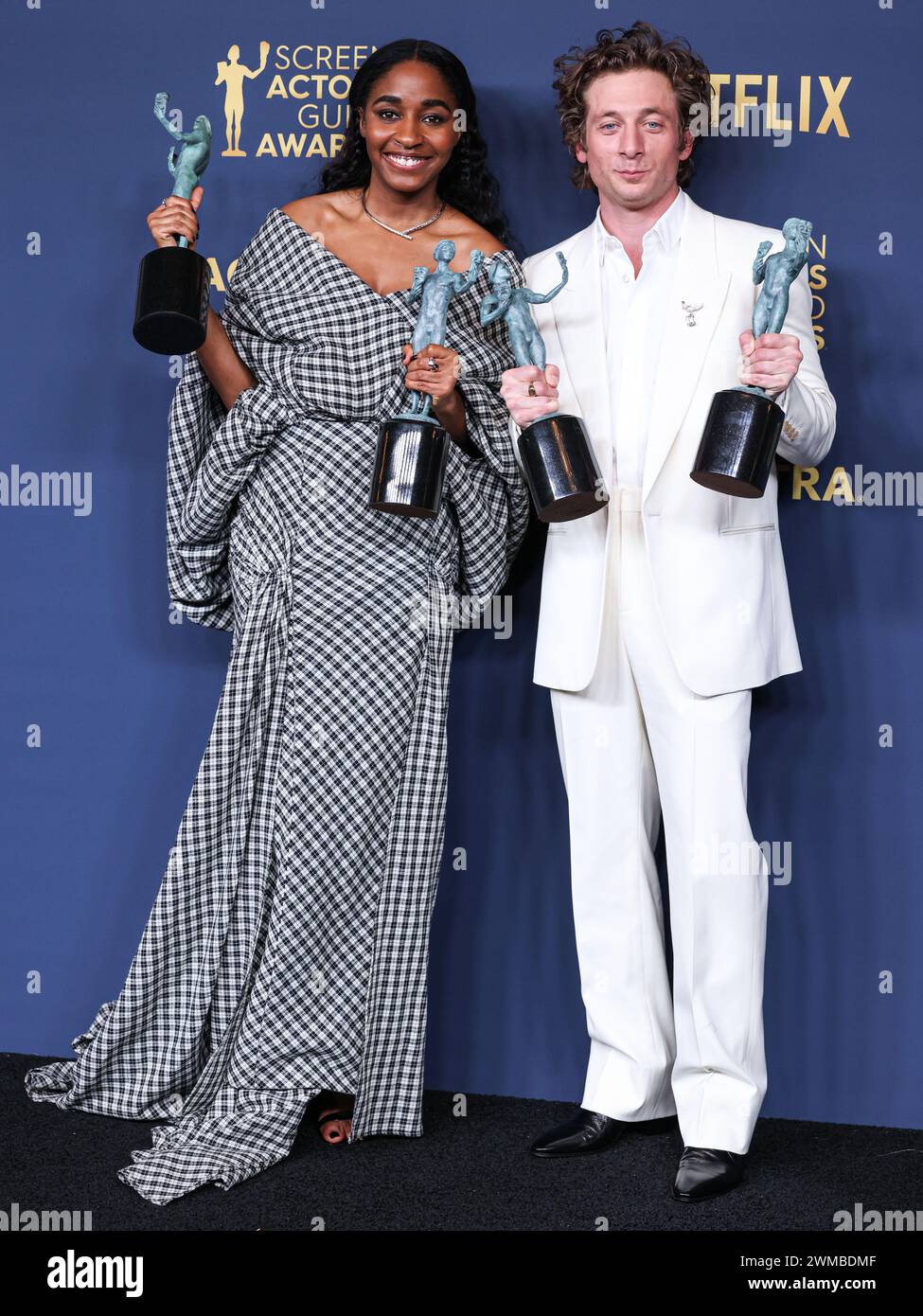 Los Angeles, Stati Uniti. 24 febbraio 2024. LOS ANGELES, CALIFORNIA, USA - 24 FEBBRAIO: Ayo Edebiri e Jeremy Allen White, i vincitori dell'Outstanding Performance by a Female and male Actor in a Comedy Series e Outstanding Performance by an Ensemble in a Comedy Series Awards per "The Bear" pose nella sala stampa al 30° Annual Screen Actors Guild Awards tenutosi presso lo Shrine Auditorium e Expo Hall il 24 febbraio 2024 a Los Angeles, California, Stati Uniti. (Foto di Xavier Collin/Image Press Agency) credito: Image Press Agency/Alamy Live News Foto Stock