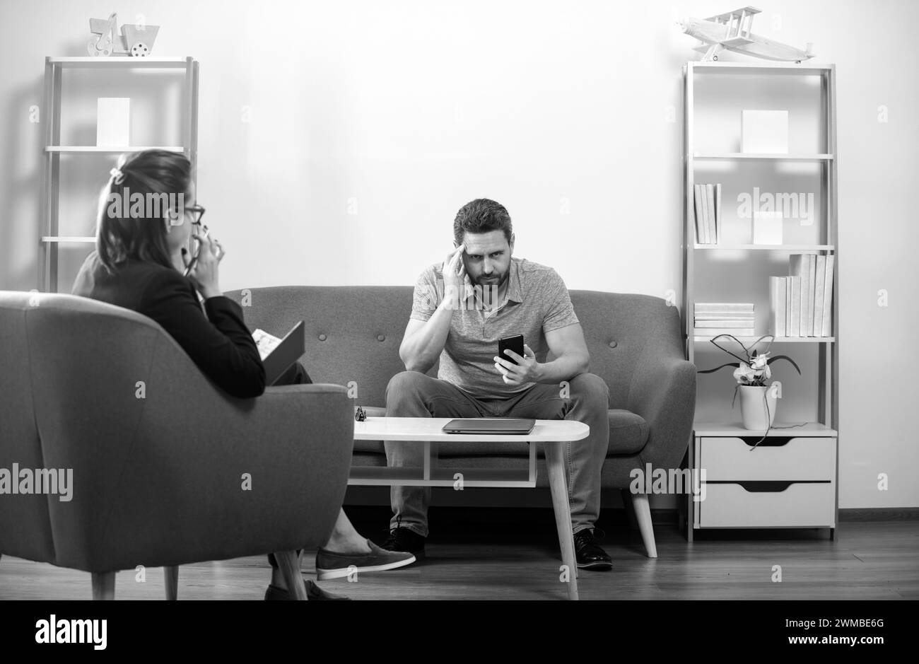 L'uomo che parla allo psicologo dei problemi di dipendenza da abuso. Crisi dell'uomo di mezza età. Foto Stock