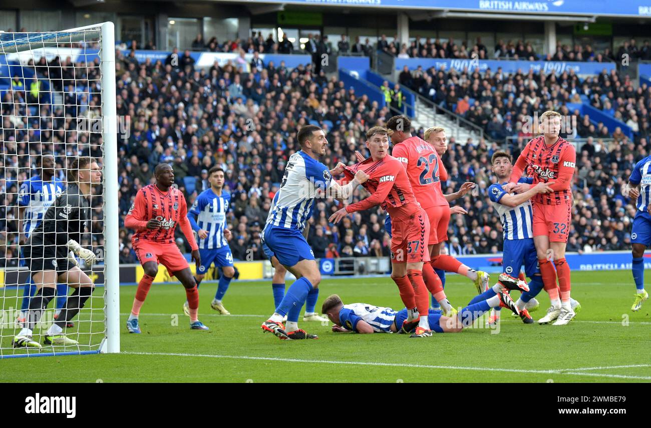 Brighton e Everton si esibiscono per la palla durante la partita di Premier League tra Brighton e Hove Albion e Everton all'American Express Stadium di Brighton, Regno Unito - 24 febbraio 2024 foto Simon Dack / Telephoto Images solo uso editoriale. Niente merchandising. Per le immagini di calcio si applicano restrizioni fa e Premier League inc. Non è consentito l'utilizzo di Internet/dispositivi mobili senza licenza FAPL. Per ulteriori dettagli, contattare Football Dataco Foto Stock