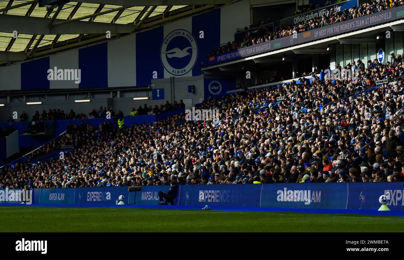 Tifosi di Brighton al sole invernale durante la partita di Premier League tra Brighton e Hove Albion e Everton all'American Express Stadium , Brighton , Regno Unito - 24 febbraio 2024 foto Simon Dack / Telephoto Images solo uso editoriale. Niente merchandising. Per le immagini di calcio si applicano restrizioni fa e Premier League inc. Non è consentito l'utilizzo di Internet/dispositivi mobili senza licenza FAPL. Per ulteriori dettagli, contattare Football Dataco Foto Stock