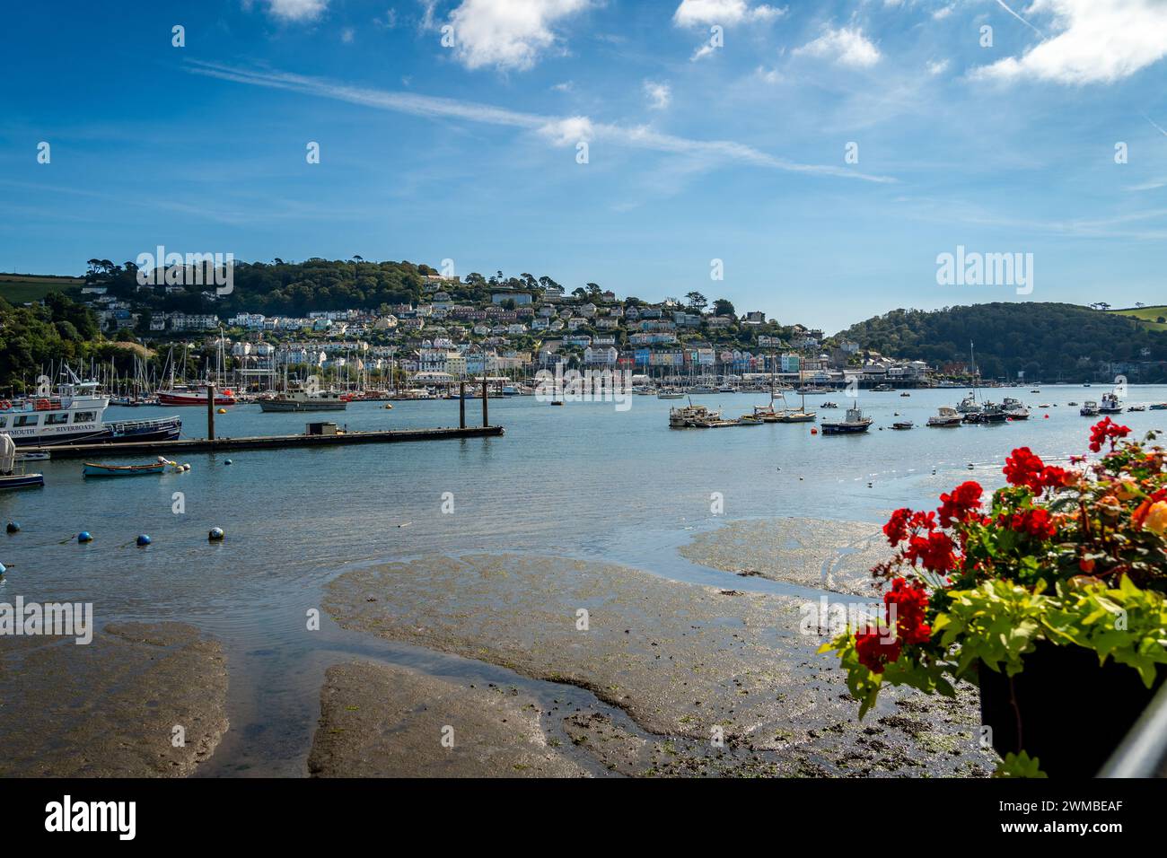 Kingswear, Regno Unito - 14 settembre 2023: Città di Kingswear vista dall'altra parte dell'estuario del fiume Dart a Darthmouth Foto Stock
