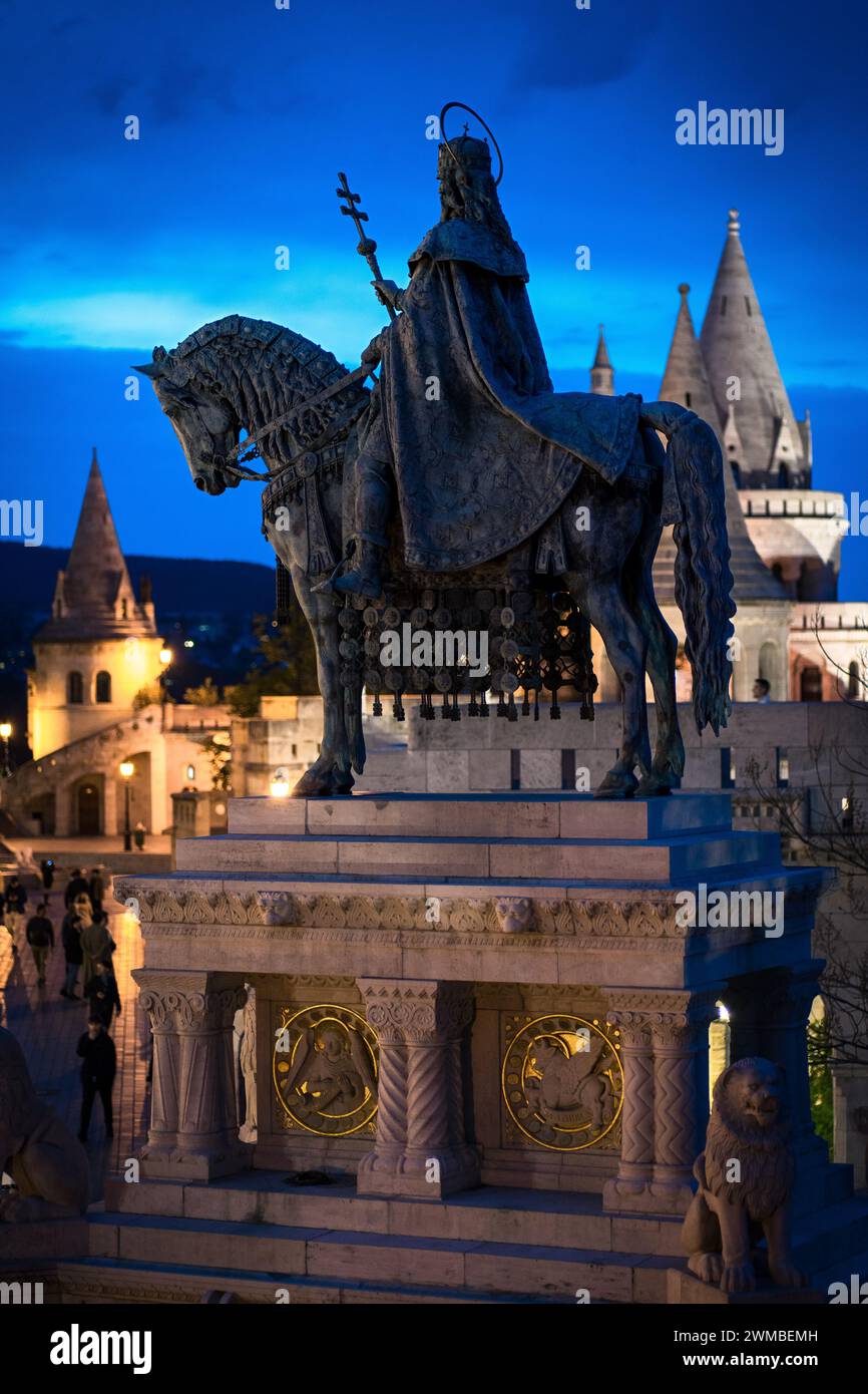 Statua equestre di Santo Stefano nel cuore del castello di Buda, tra il Bastione dei pescatori e la chiesa di Mattia in serata Foto Stock