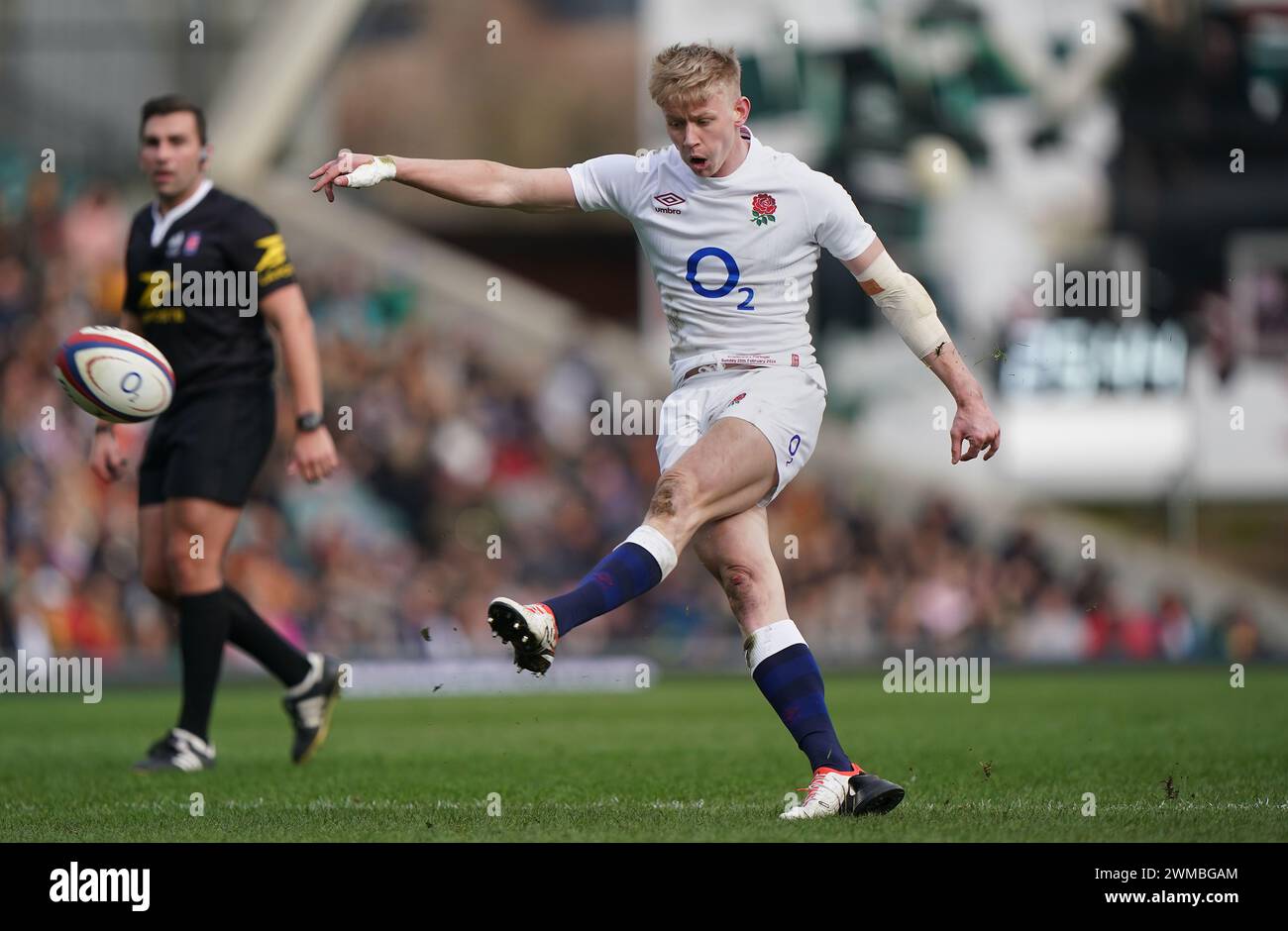 L'inglese Josh Hodge calcia una conversione durante l'amichevole internazionale a Mattioli Woods Welford Road, Leicester. Foto Stock