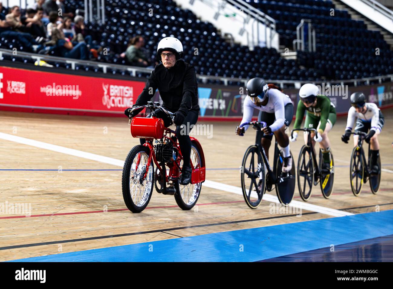 MANCHESTER, REGNO UNITO. 25 febbraio, 24. Una visione generale del Women Keirin 1 ° Round degli eventi finali durante i Campionati nazionali britannici di pista 2024 al National Cycling Centre di domenica 25 febbraio 2024 a MANCHESTER, REGNO UNITO. Crediti: Taka G Wu/Alamy Live News Foto Stock