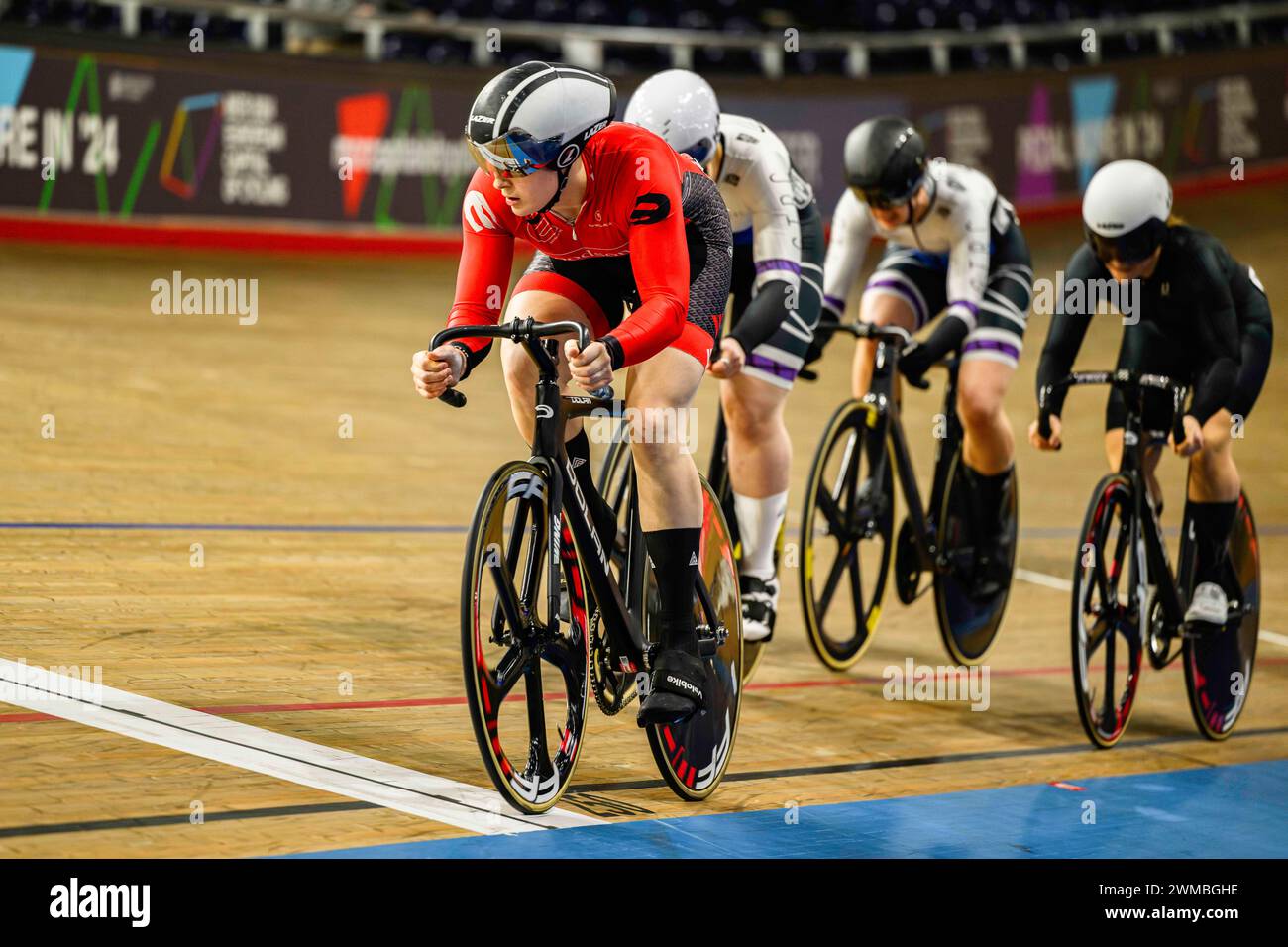 MANCHESTER, REGNO UNITO. 25 febbraio, 24. JOHNSON Kirsty (ERC) (centro) in Women Keirin 1 ° turno di eventi finali durante 2024 British National Track Championships presso il National Cycling Centre domenica 25 febbraio 2024 a MANCHESTER, REGNO UNITO. Crediti: Taka G Wu/Alamy Live News Foto Stock