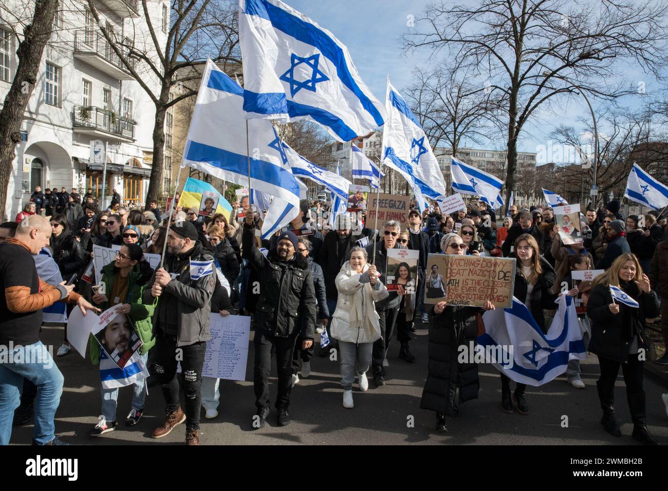 A Berlino, in Germania, il 25 febbraio 2024, si è svolta una significativa manifestazione mentre i manifestanti pro-Israele si sono riuniti per esprimere il loro sostegno a Israele. L'incontro, caratterizzato da un mare di bandiere israeliane e cartelli che riportano messaggi come "contro l'antisemitismo”, "portare a casa gli ostaggi” e "liberare Gaza da Hamas”, ha messo in mostra una posizione unitaria contro l'antisemitismo e in solidarietà con gli ostaggi detenuti da Hamas. Rabbi Yehuda Teichtal, una figura di spicco nella comunità ebraica di Berlino e presidente del Chabad Jewish Education Centre, tenne un discorso commovente durante la protesta. Rabbi te Foto Stock