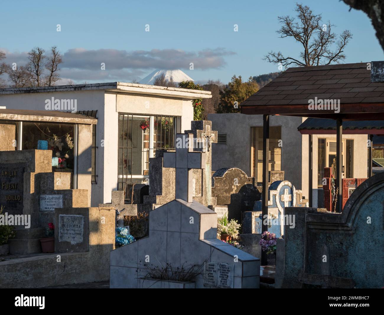 Cimitero nel villaggio di Curacautin, vulcano nel retro, la Araucania, Cile Foto Stock