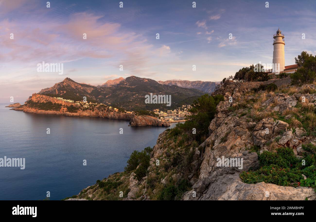 Una vista del faro di Cap Gros nel nord di Maiorca al tramonto Foto Stock