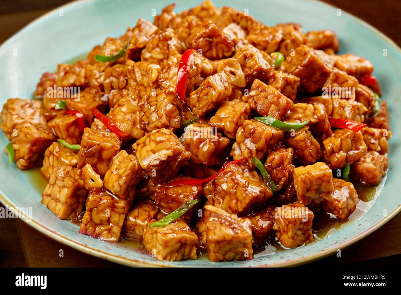 Primo piano di una porzione di piatti tradizionali tempeh Foto Stock