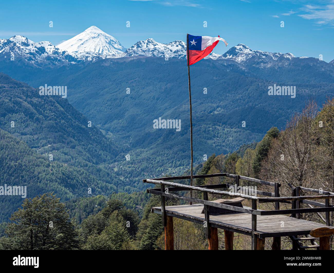 Punto panoramico sul sentiero del lago a forma di cuore Laguna Corazon, bandiera chilenea, vicino a Liquine, Cile Foto Stock