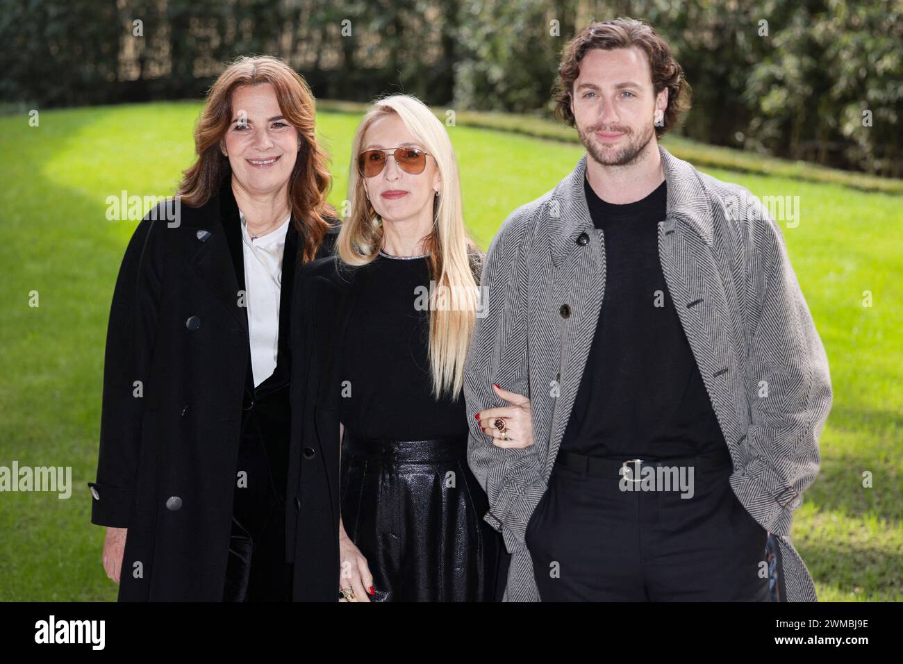 Milano, Italia. 25 febbraio 2024. Roberta Armani, Aaron Taylor Johnson e Sam Taylor-Johnson partecipano alla sfilata Armani durante la Milano Fashion Week, collezione donna autunno inverno 2024-2025. Milano (Italia) il 25 febbraio 2024. Foto di Marco Piovanotto/ABACAPRESS.COM credito: Abaca Press/Alamy Live News Foto Stock