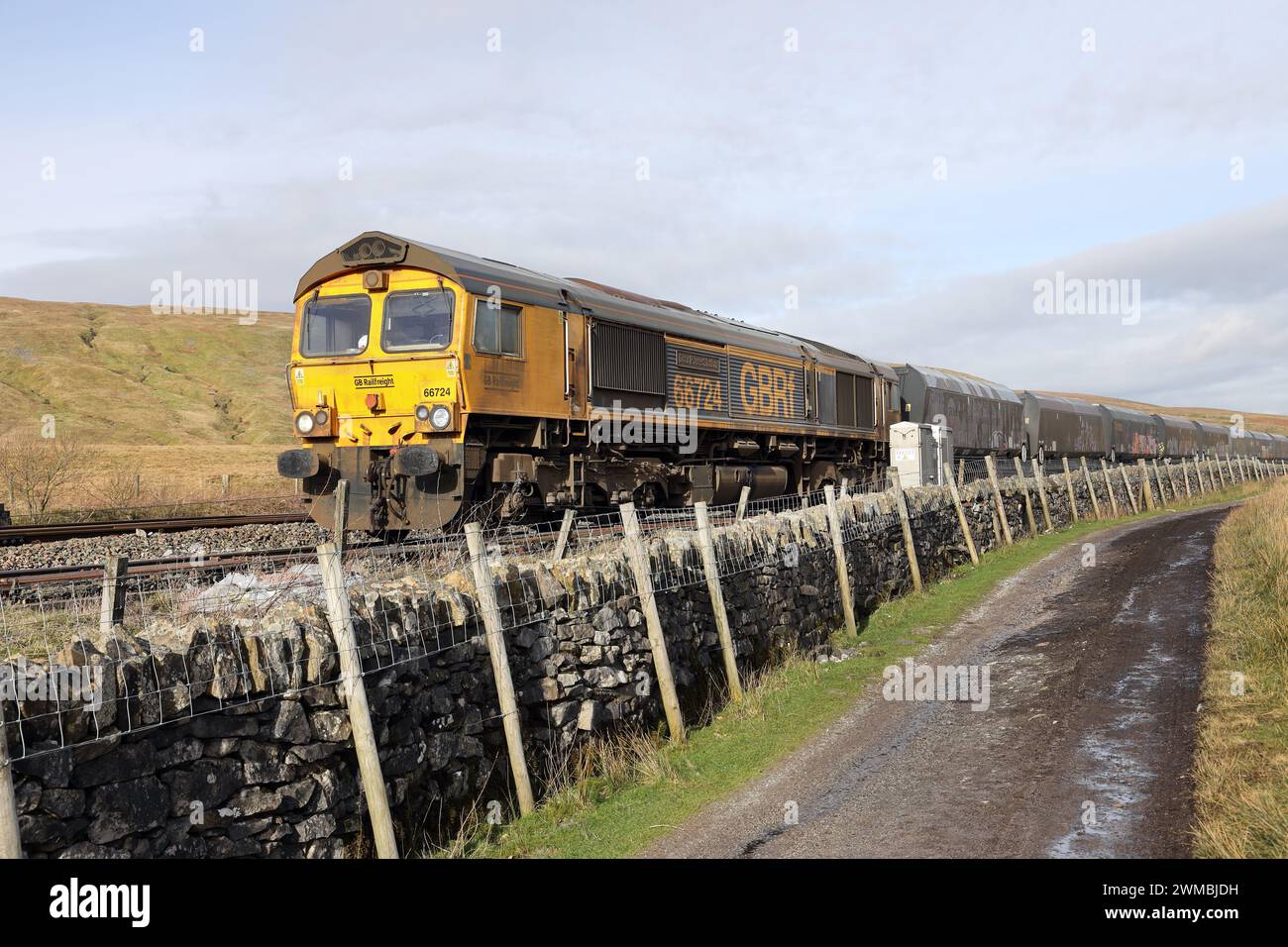 Treno merci con un distintivo della centrale elettrica Drax sul lato della ferrovia Settlement to Carlisle presso i binari Bleamoor vicino a Ribblehead, Yorkshire Dales, Foto Stock