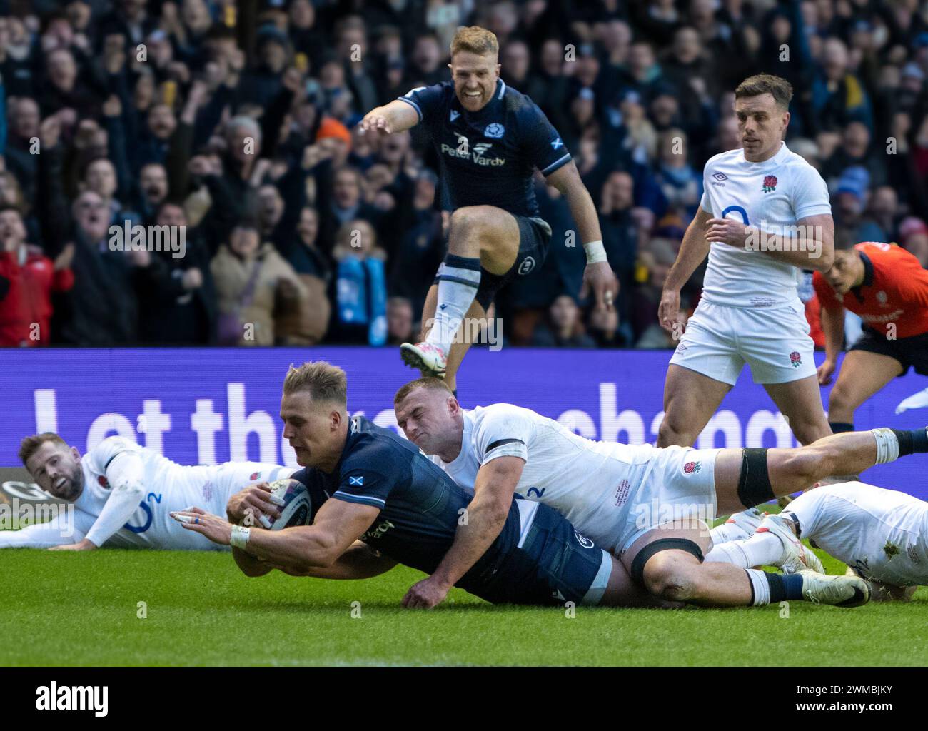 2024 6 Nations Championship - Scozia contro Regno Unito. 24 febbraio 2024. Scotland Wing, Duhan van der Merwe, segna al 19° minuto mentre la Scozia affronta l'Inghilterra nel 3° round del Campionato 6 Nazioni 2024 allo Scottish gas Murrayfield Stadium di Edimburgo, Regno Unito Credit: Ian Jacobs/Alamy Live News Foto Stock