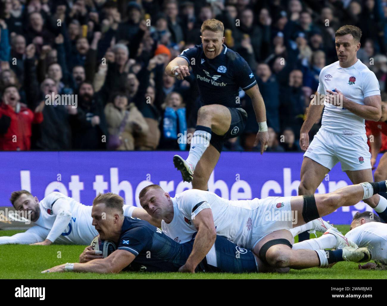 2024 6 Nations Championship - Scozia contro Regno Unito. 24 febbraio 2024. Scotland Wing, Duhan van der Merwe, segna al 19° minuto mentre la Scozia affronta l'Inghilterra nel 3° round del Campionato 6 Nazioni 2024 allo Scottish gas Murrayfield Stadium di Edimburgo, Regno Unito Credit: Ian Jacobs/Alamy Live News Foto Stock