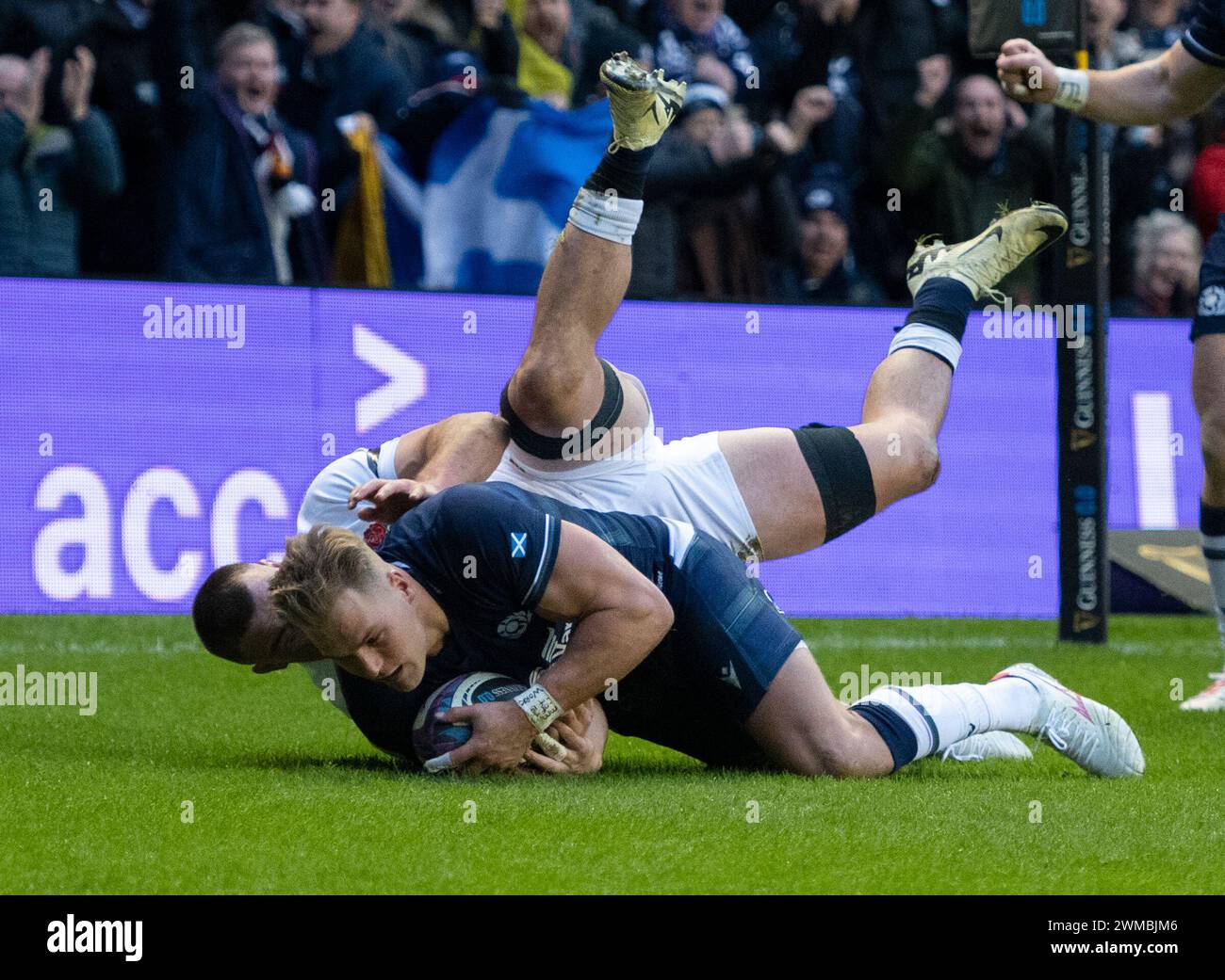 2024 6 Nations Championship - Scozia contro Regno Unito. 24 febbraio 2024. Scotland Wing, Duhan van der Merwe, segna al 19° minuto mentre la Scozia affronta l'Inghilterra nel 3° round del Campionato 6 Nazioni 2024 allo Scottish gas Murrayfield Stadium di Edimburgo, Regno Unito Credit: Ian Jacobs/Alamy Live News Foto Stock