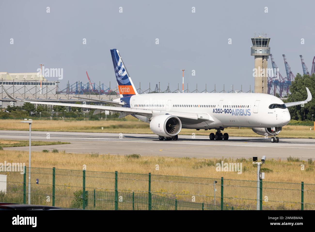 Der Airbus A350-941 A359 der Fluglinie Airbus / AIB mit der Registrierung F-WXWB MSN: 001 rollt am Flughafen Hamburg Finkenwerder EDHI/XFW. Amburgo Amburgo Germania *** l'Airbus A350 941 A359 della compagnia aerea Airbus AIB con registrazione F WXWB MSN 001 è in fase di rullaggio presso l'aeroporto di Amburgo Finkenwerder EDHI XFW Amburgo Germania Foto Stock