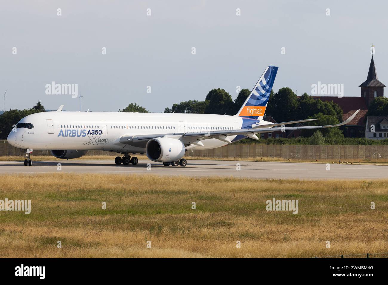 Der Airbus A350-941 A359 der Fluglinie Airbus / AIB mit der Registrierung F-WXWB MSN: 001 rollt am Flughafen Hamburg Finkenwerder EDHI/XFW. Amburgo Amburgo Germania *** l'Airbus A350 941 A359 della compagnia aerea Airbus AIB con registrazione F WXWB MSN 001 è in fase di rullaggio presso l'aeroporto di Amburgo Finkenwerder EDHI XFW Amburgo Germania Foto Stock