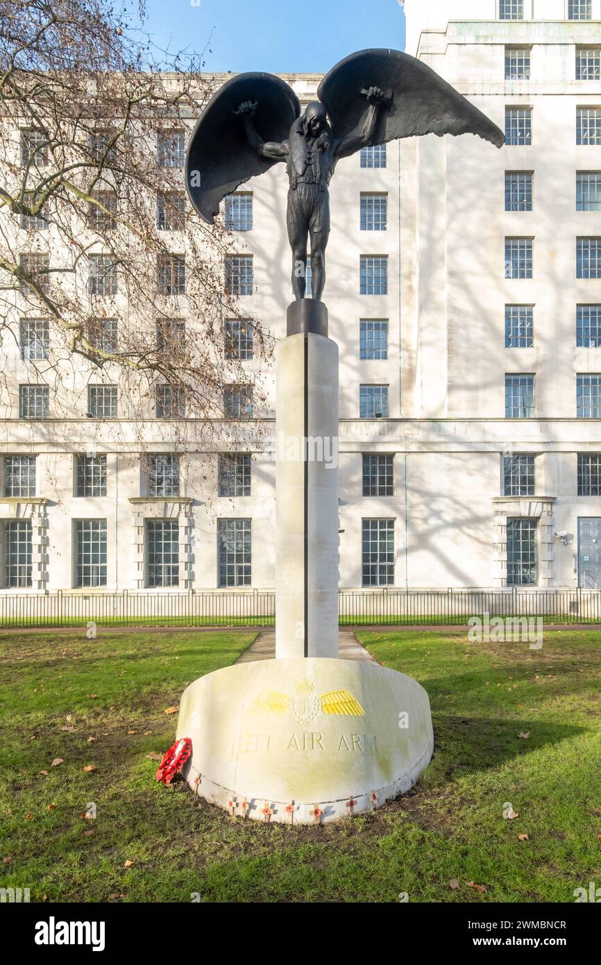 Il memoriale del Fleet Air Arm Daedelus di Tim Kempster e James Butler, fuori dall'edificio del Ministero della difesa a Whitehall, sul Victoria Embankment Foto Stock