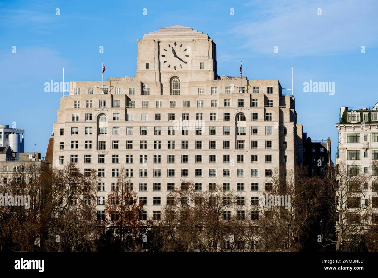Shell-Mex House, 80 Strand, con il quadrante più grande del Regno Unito, conosciuto come "Big benzene", ora di proprietà della famiglia Conle Foto Stock