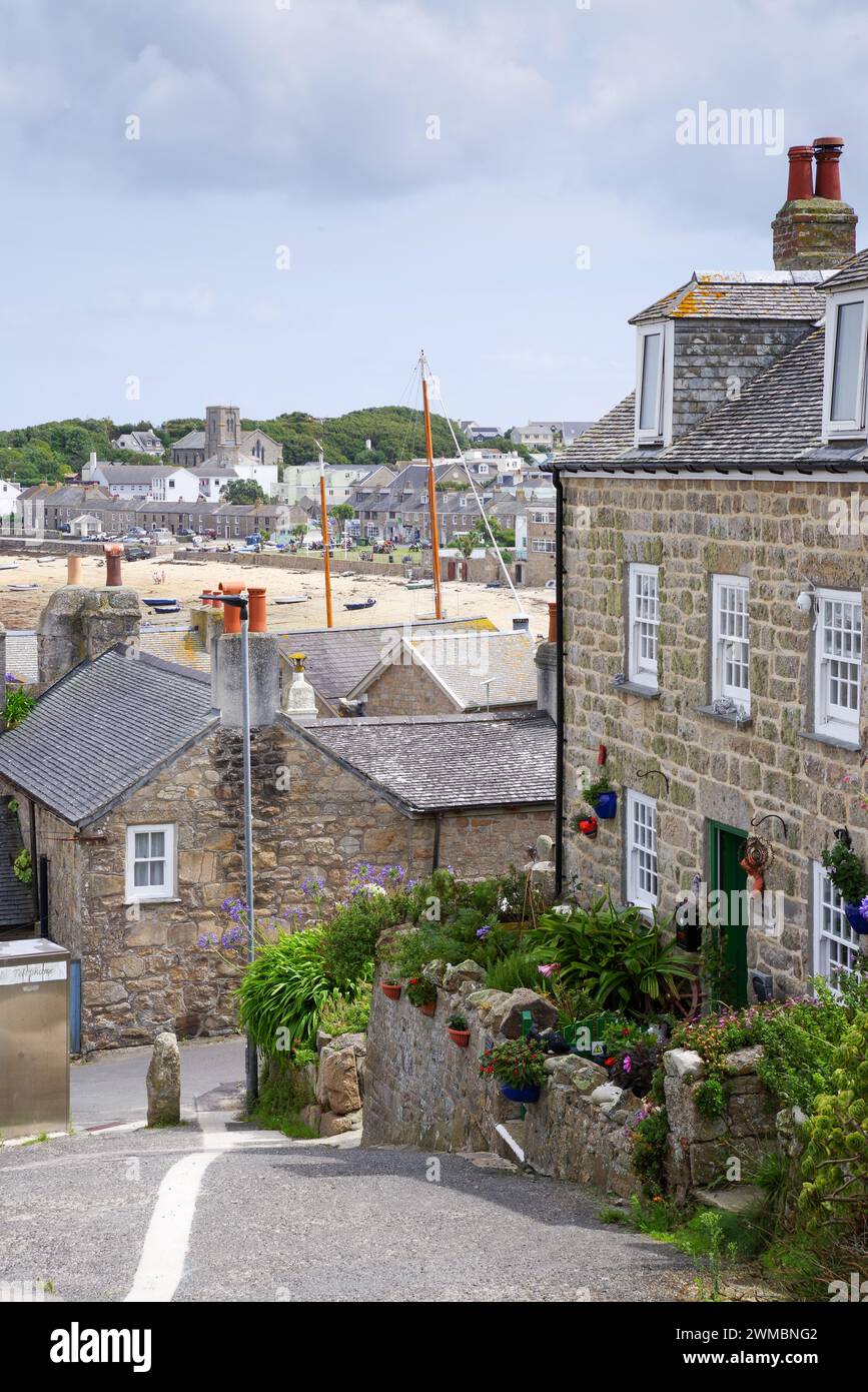 Bella strada a Hugh Town sull'isola di St Mary's - Isole Scilly, Regno Unito Foto Stock