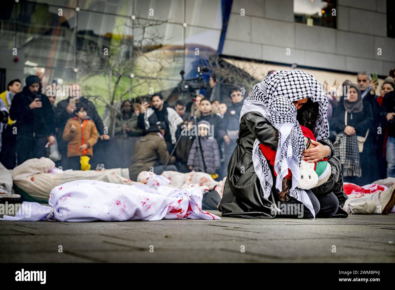 ROTTERDAM - i partecipanti alla manifestazione Hands Off Rafah partecipano a una processione di protesta attraverso il centro della città. La manifestazione è contro le azioni di Israele a Gaza. ANP ROBIN UTRECHT netherlands Out - belgio Out Foto Stock