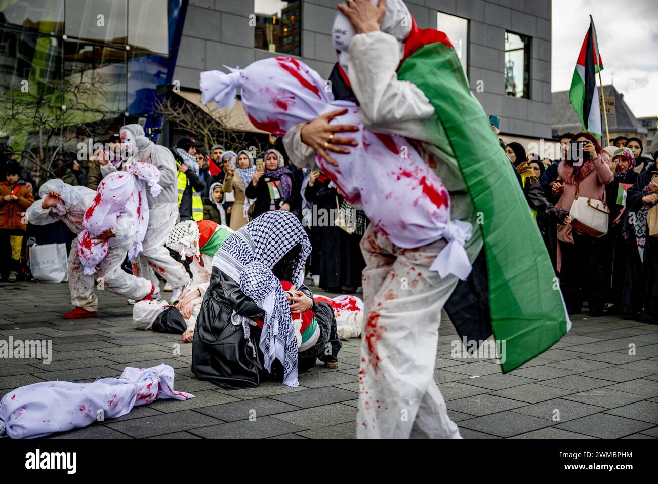 ROTTERDAM - i partecipanti alla manifestazione Hands Off Rafah partecipano a una processione di protesta attraverso il centro della città. La manifestazione è finalizzata alle azioni di Israele a Gaza. ANP ROBIN UTRECHT netherlands Out - belgio Out Foto Stock