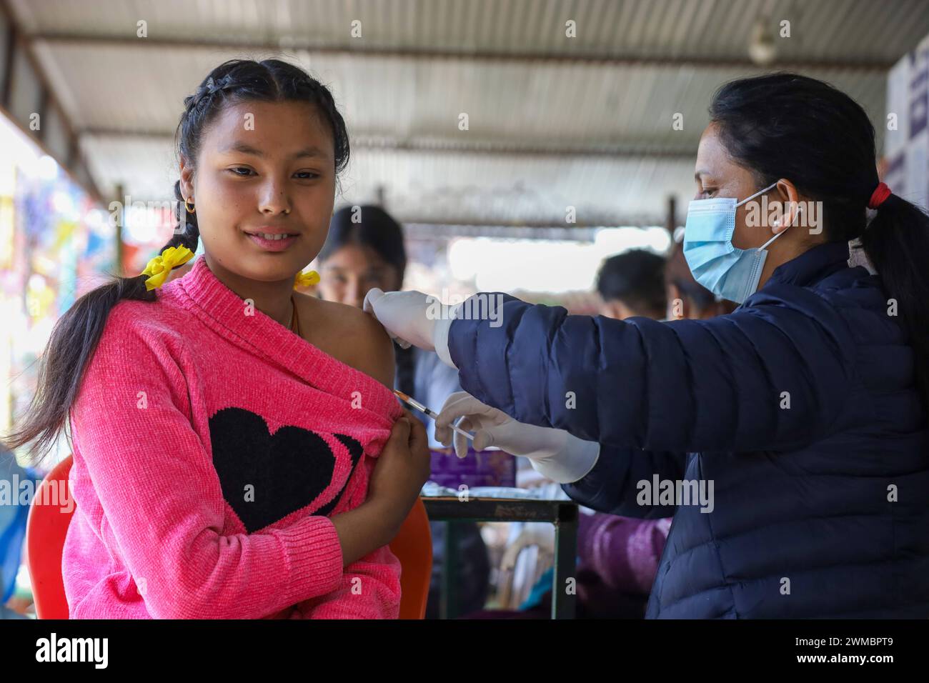 Campagna di vaccinazione contro il morbillo- rosolia lanciata in Nepal Uno studente nepalese reagisce come un paramedico somministra vaccino contro il morbillo- rosolia in una scuola locale a Kathmandu. Il Nepal dal 25 febbraio ha lanciato una campagna di vaccinazione a livello nazionale con l'obiettivo di immunizzare circa 5,7 milioni di bambini tra i nove mesi e i 15 anni. Copyright: XSubashxShresthax Foto Stock