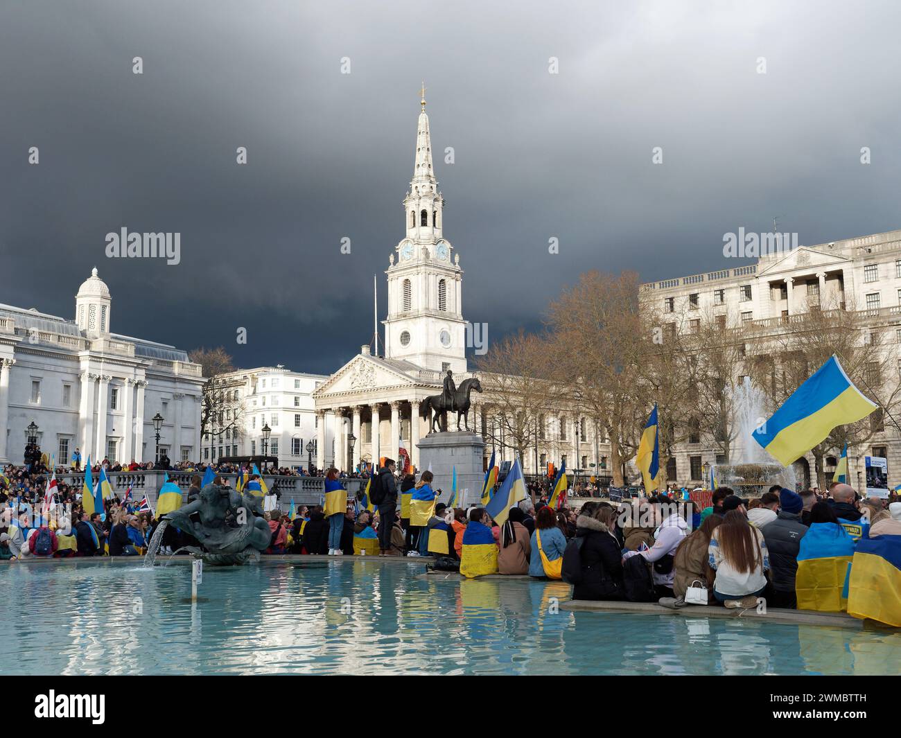 Vista delle persone riunite in una manifestazione a Trafalgar Square Londra il 24 febbraio 2024, secondo anniversario dell'invasione russa dell'Ucraina Foto Stock