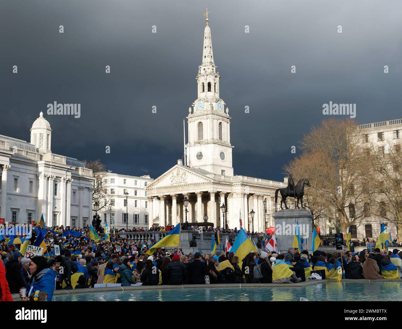 Vista delle persone riunite in una manifestazione a Trafalgar Square Londra il 24 febbraio 2024, secondo anniversario dell'invasione russa dell'Ucraina Foto Stock