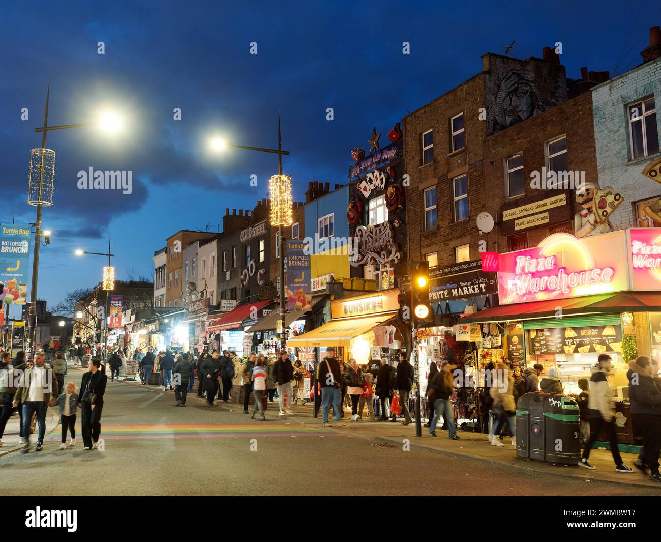 Vista di Camden High Street di notte, ancora affollata di acquirenti e turisti a Londra nel Regno Unito Foto Stock