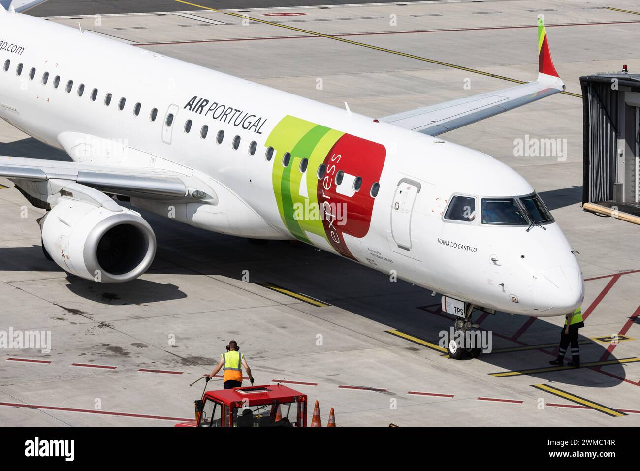 Die Embraer E190LR E190 der Fluglinie TAP Express TP / TAP, Betreiber Portugalia Airlines, mit der Registrierung CS-TPS MSN: 19000493 rollt am Flughafen Hamburg Airport EDDH/HAM. Hamburg Hamburg Deutschland *** l'Embraer E190LR E190 della compagnia aerea TAP Express TP TAP , operatore Portugalia Airlines, con registrazione CS TPS MSN 19000493, è in fase di rullaggio presso l'aeroporto di Amburgo EDDH HAM Amburgo Amburgo Germania Foto Stock